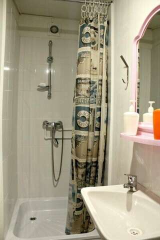 Хостел Like Ярославль Двухместный номер с 1 кроватью и собственной ванной комнатой-2