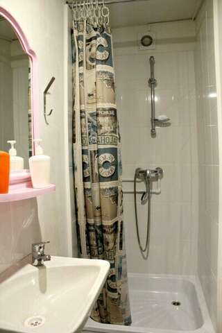 Хостел Like Ярославль Двухместный номер с 1 кроватью и собственной ванной комнатой-3